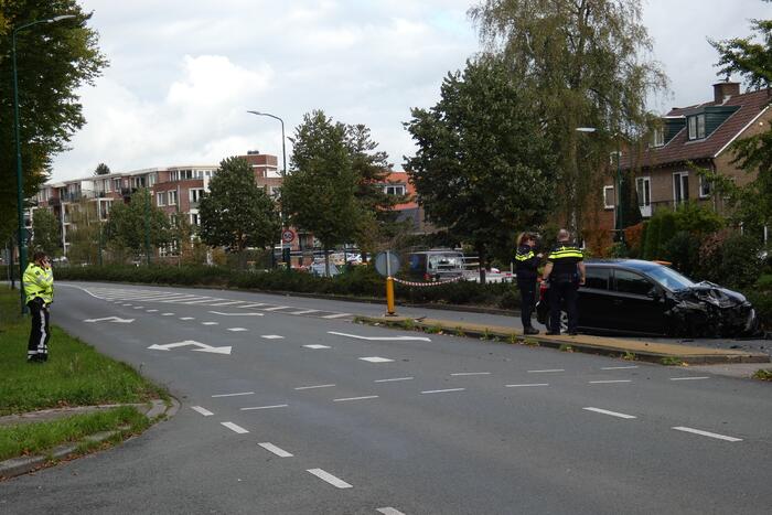 Enorme schade na botsing met twee auto's