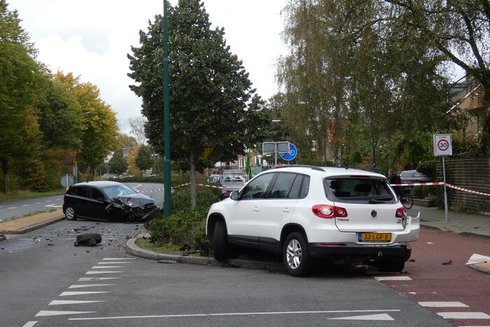 Enorme schade na botsing met twee auto's