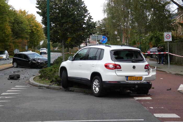 Enorme schade na botsing met twee auto's