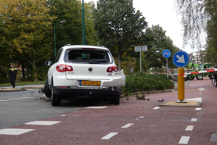 Enorme schade na botsing met twee auto's