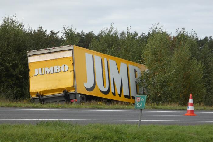 Jumbo-vrachtwagen belandt in sloot naast snelweg