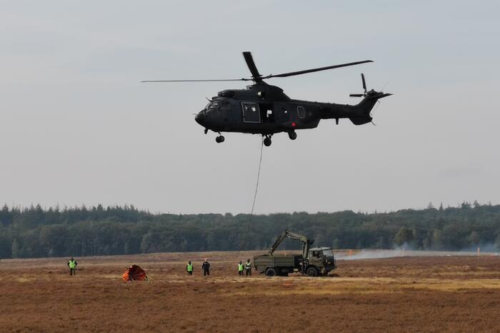 Brandweer en Landmacht oefenen boven Ginkelse Heide