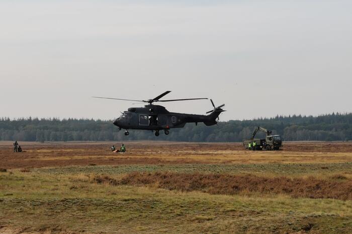 Brandweer en Landmacht oefenen boven Ginkelse Heide