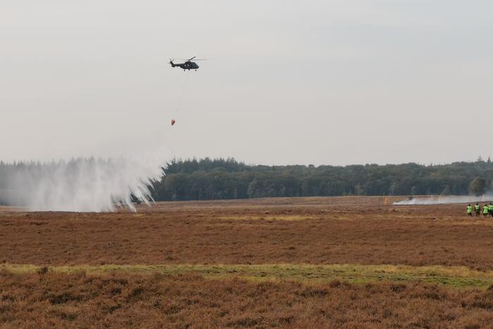 Brandweer en Landmacht oefenen boven Ginkelse Heide