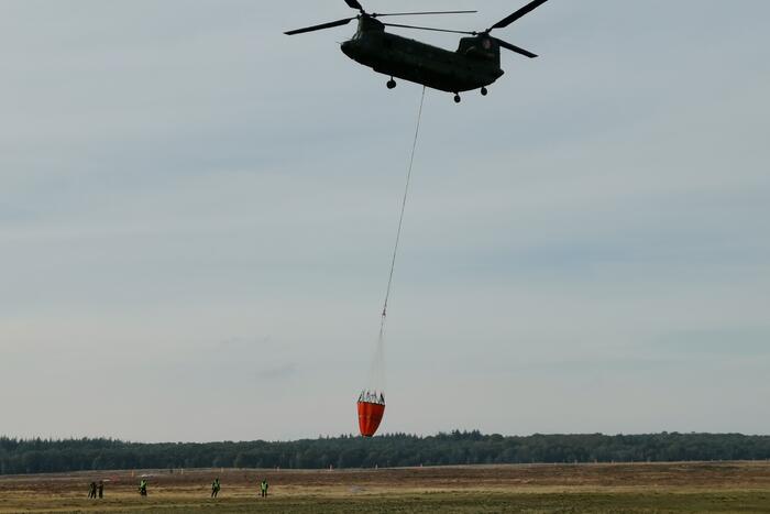 Brandweer en Landmacht oefenen boven Ginkelse Heide