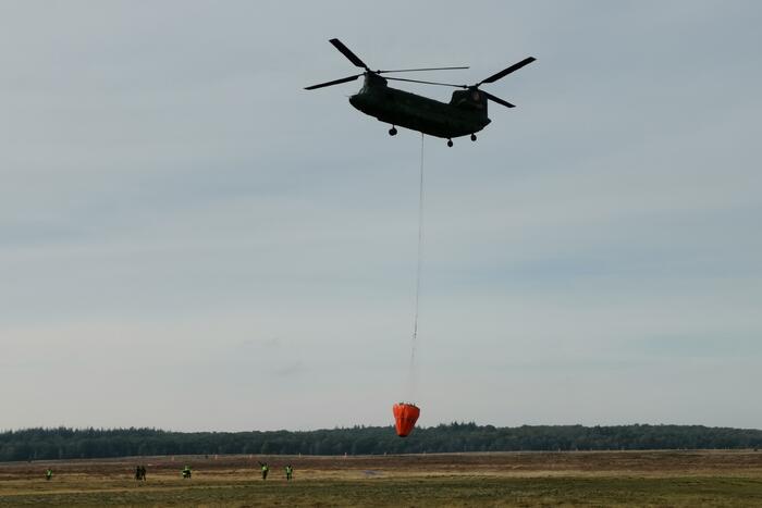 Brandweer en Landmacht oefenen boven Ginkelse Heide