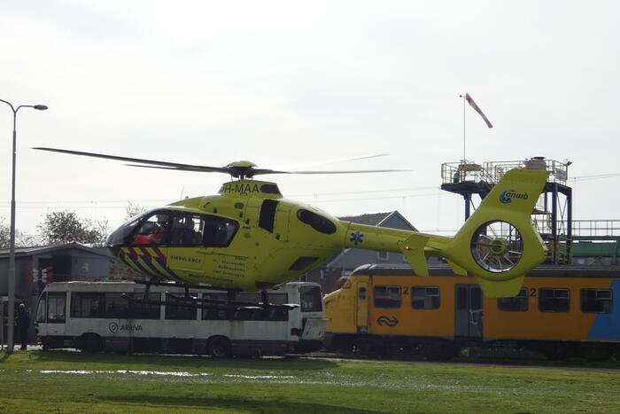 Traumahelikopter landt op oefenlocatie brandweer