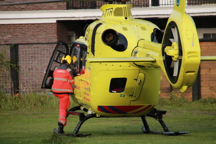 Traumahelikopter landt voor gevallen persoon