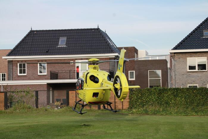 Traumahelikopter landt voor gevallen persoon