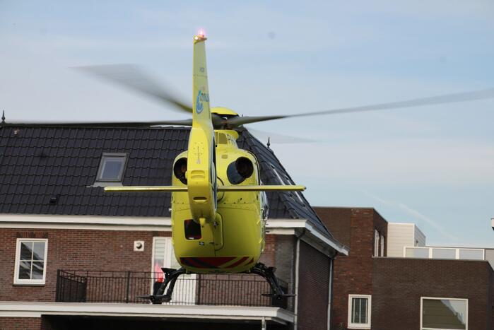 Traumahelikopter landt voor gevallen persoon