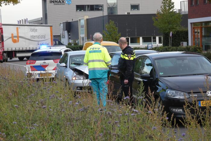 Kop-staart aanrijding tussen drie voertuigen