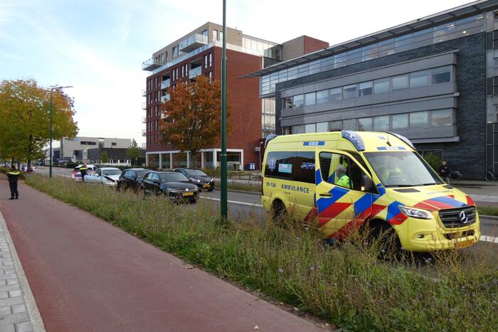 Kop-staart aanrijding tussen drie voertuigen