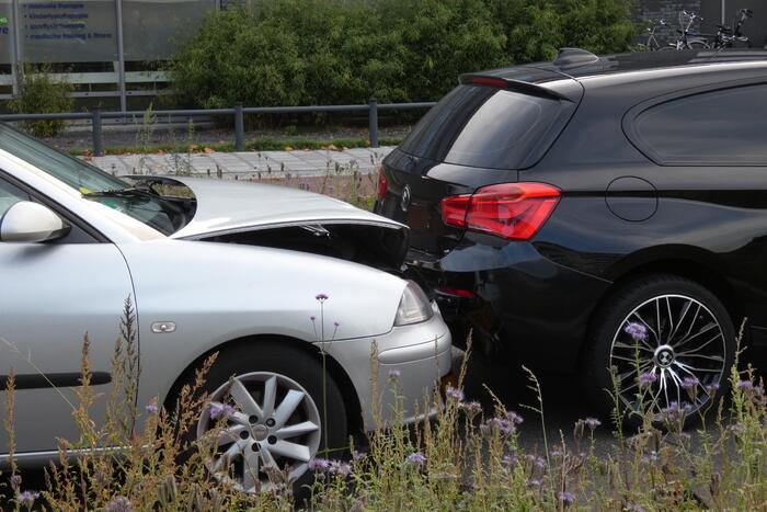 Kop-staart aanrijding tussen drie voertuigen