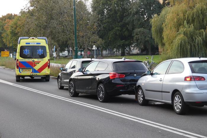 Kop-staart aanrijding tussen drie voertuigen