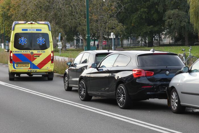Kop-staart aanrijding tussen drie voertuigen