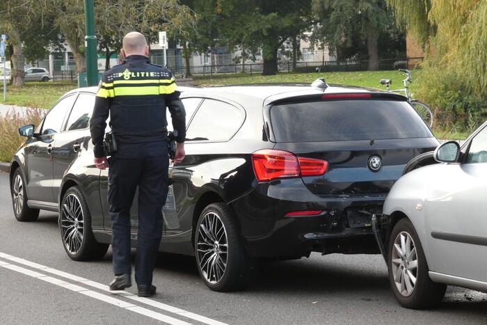 Kop-staart aanrijding tussen drie voertuigen