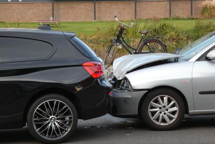 Kop-staart aanrijding tussen drie voertuigen