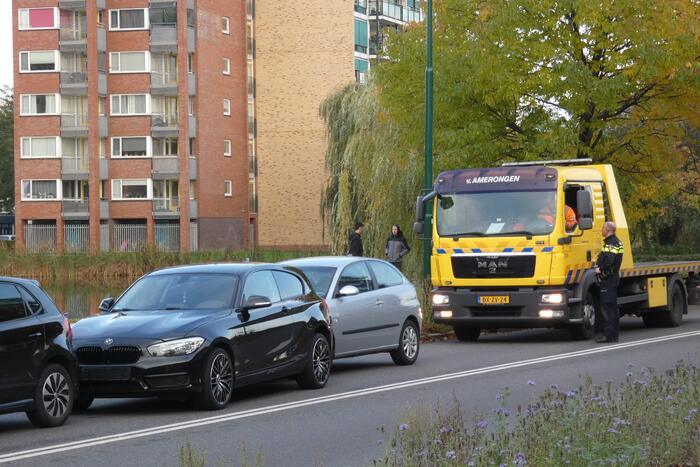 Kop-staart aanrijding tussen drie voertuigen