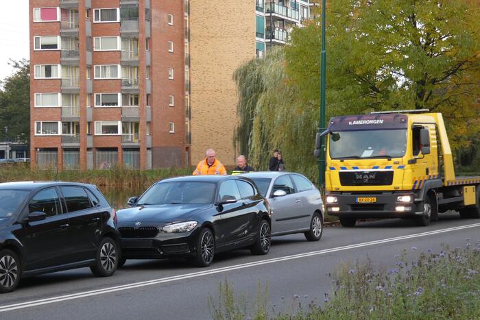 Kop-staart aanrijding tussen drie voertuigen