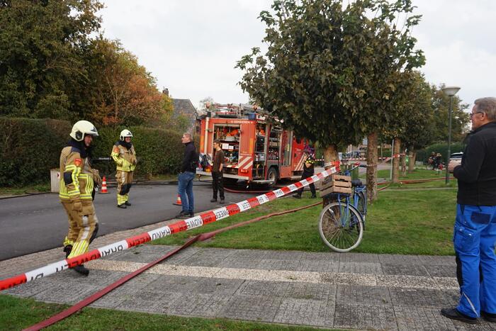 Brandweer blust brand in badkamer