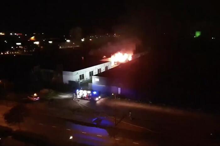 Grote uitslaande brand in opslagloods