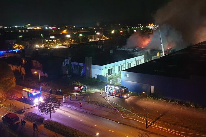 Grote uitslaande brand in opslagloods