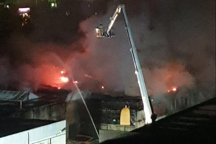 Grote uitslaande brand in opslagloods