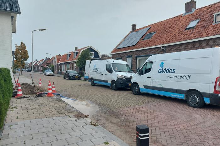 Waterlekkage onder trottoir