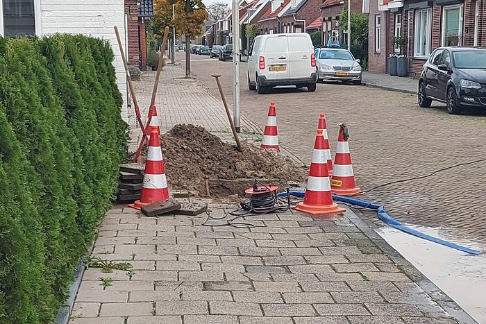 Waterlekkage onder trottoir