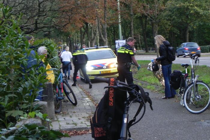 Twee fietsers botsen op fietspad