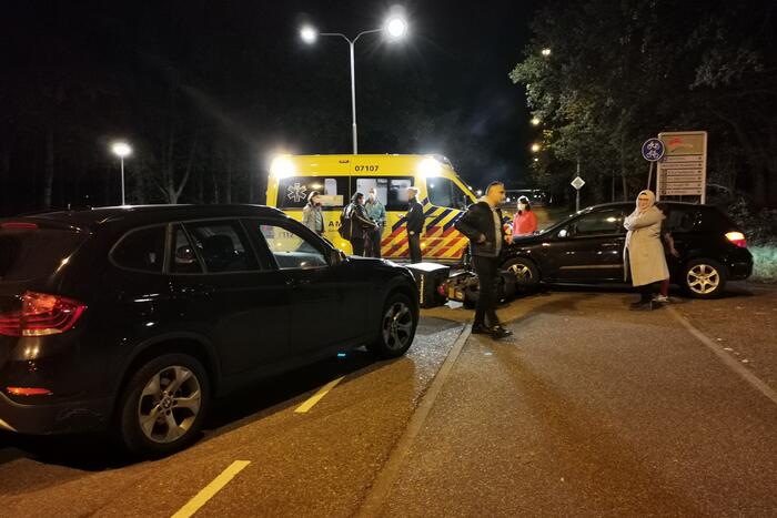 Maaltijdbezorger botst op kruising met auto