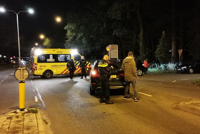 Maaltijdbezorger botst op kruising met auto