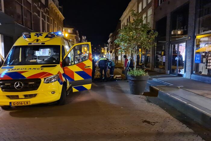 Man wijkt uit en slaat over de kop