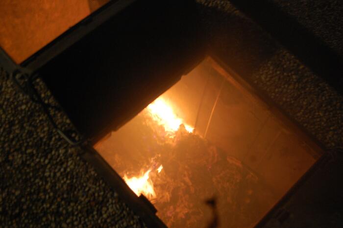 Brandweer blust brandende papiercontainer