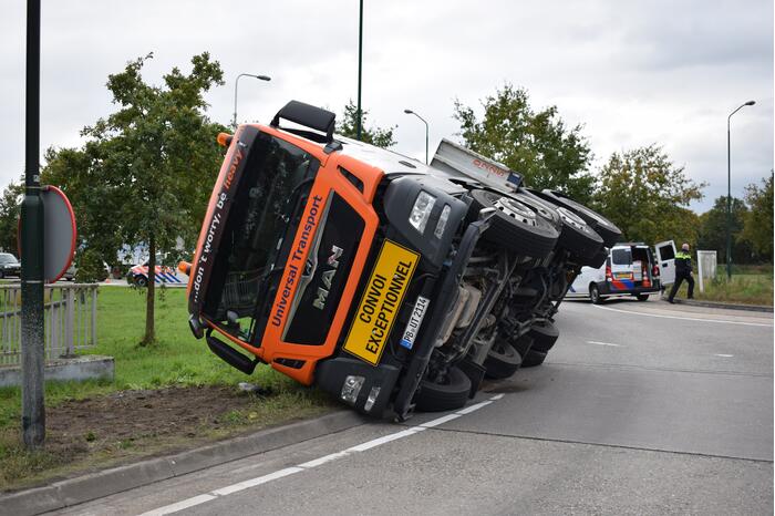 Vrachtwagen kantelt op rotonde