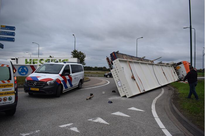 Vrachtwagen kantelt op rotonde