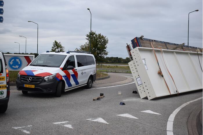 Vrachtwagen kantelt op rotonde