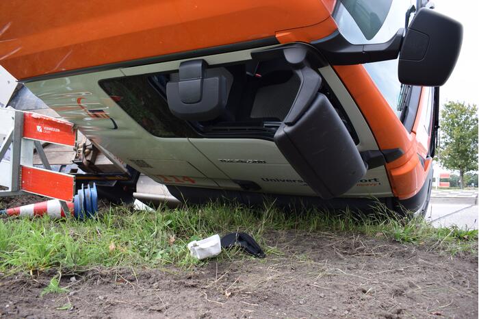 Vrachtwagen kantelt op rotonde