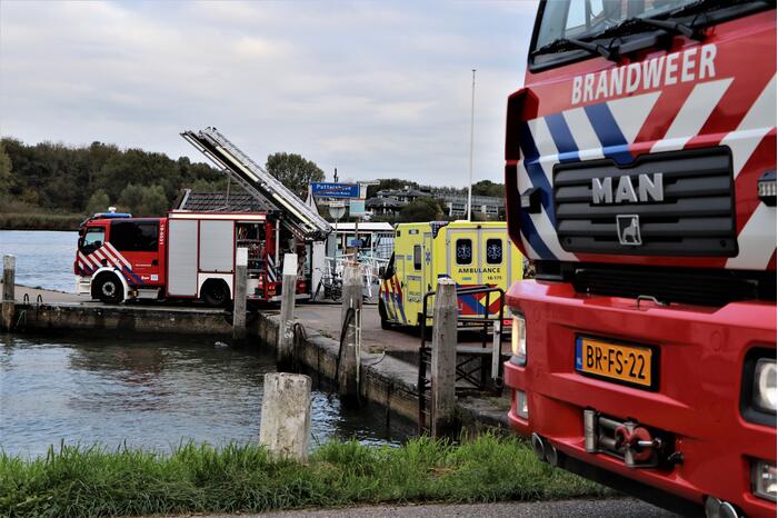 Brandweer blust brand in afzuigkap