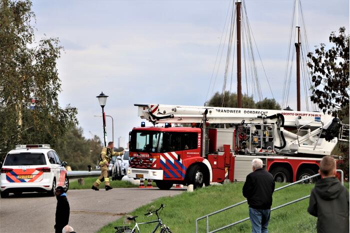Brandweer blust brand in afzuigkap