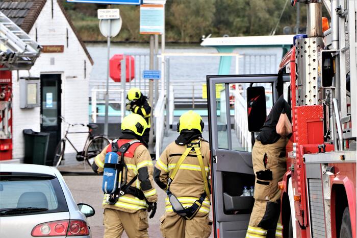 Brandweer blust brand in afzuigkap