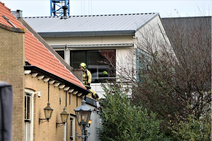 Brandweer blust brand in afzuigkap
