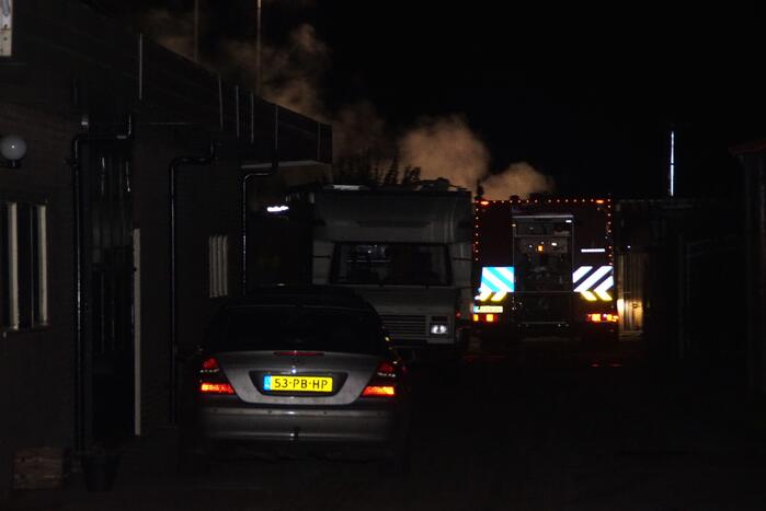 Autobrand deels geblust door omstanders