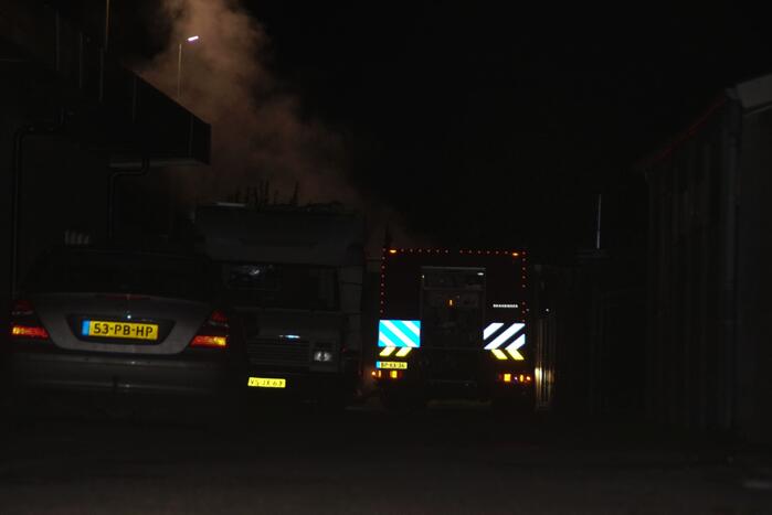 Autobrand deels geblust door omstanders