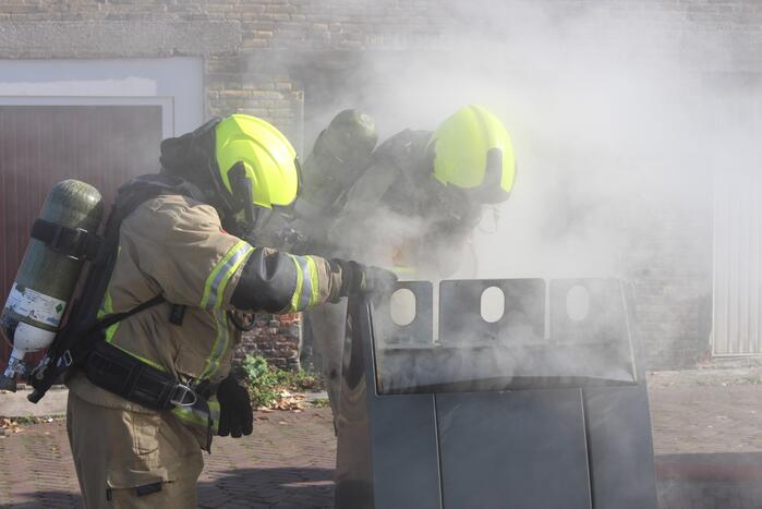 Brand door vuurwerk in ondergrondse container