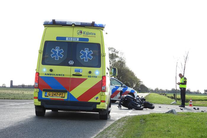 Motorrijder gewond na botsing met auto op kruising