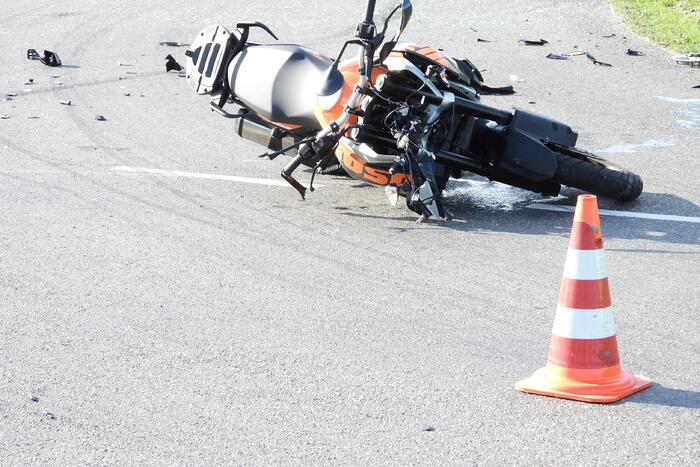 Motorrijder gewond na botsing met auto op kruising