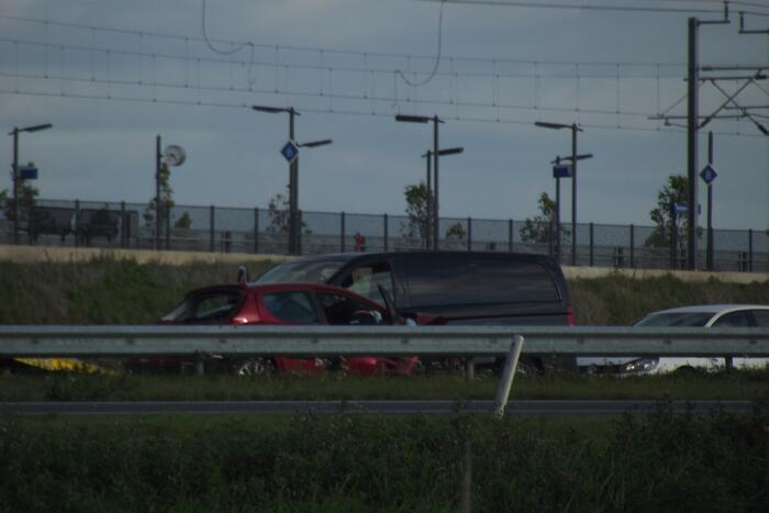 Bedrijfsbus en drie auto's betrokken bij ongeluk