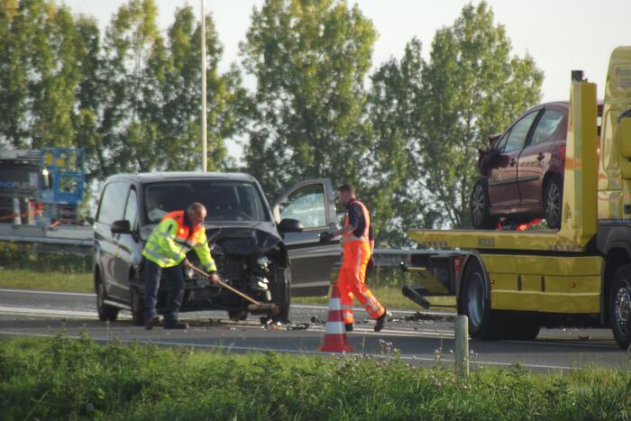 Bedrijfsbus en drie auto's betrokken bij ongeluk