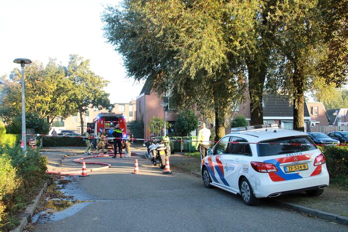 Voordeur woning flink beschadigd door brand